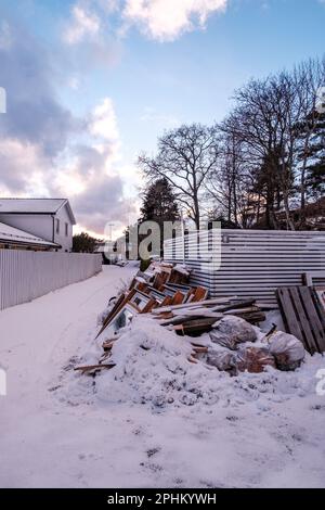 Stavanger, Norvegia, 11 2023 marzo, percorso coperto di neve in bella luce del sole serale in Una fredda notte d'inverno senza persone Foto Stock