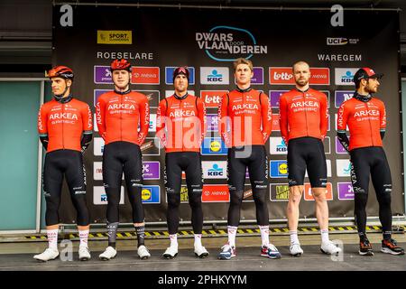 Roeselare, Belgio. 29th Mar, 2023. Team Arkea-Samsic piloti raffigurati al via della corsa maschile d'élite della gara ciclistica 'Dwars Door Vlaanderen', 183, a 7 km da Roeselare a Waregem, mercoledì 29 marzo 2023. BELGA PHOTO DAVID PINTENS Credit: Belga News Agency/Alamy Live News Foto Stock