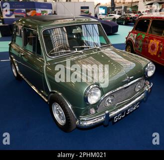 Vista del Radford Mini Cooper S De Ville di Paul McCartney, parte di una speciale esposizione dei minis dei Beatles, al London Classic Car Show 2023 Foto Stock