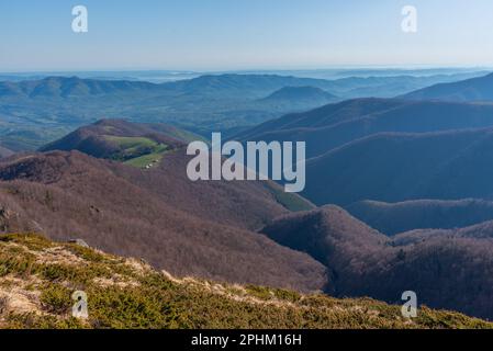 La catena montuosa della Stara Planina vista dal sentiero verso la vetta del Botev, Bulgaria. Foto Stock