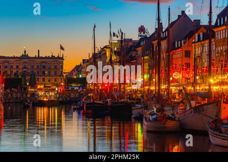 Vista del tramonto sul vecchio porto di Nyhavn nel centro di Copenaghen, Danimarca. Foto Stock