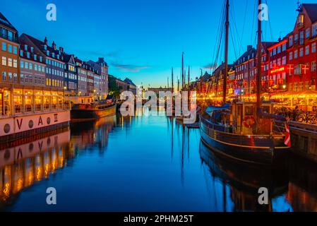 Vista del tramonto sul vecchio porto di Nyhavn nel centro di Copenaghen, Danimarca. Foto Stock