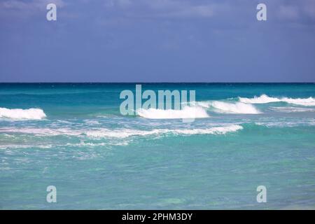 Vista sulle onde azzurre del mare e sul cielo blu. Costa dei Caraibi, sfondo per le vacanze sulla natura Foto Stock