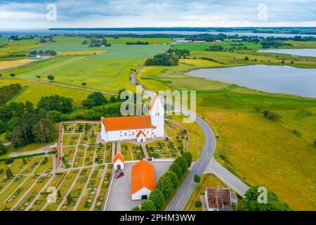 Fanefjord Chiesa in Danimarca durante una giornata nuvolosa. Foto Stock