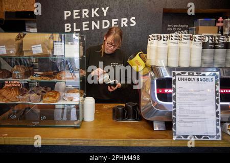 La caffetteria Perky Blenders comprende "Unholy Bagels", 660 High Rd, Leyton, East London E10 6JP, Inghilterra, Regno Unito. Foto Stock