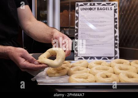 La caffetteria Perky Blenders, che comprende gli Unholy Bagels di Martin Frimet, 660 High Rd, Leyton, East London E10 6JP, Inghilterra, Regno Unito. Foto Stock