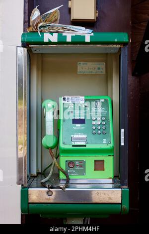 Telefono pubblico NTT, verde; Okinawa, Giappone Foto Stock