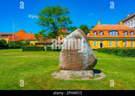 Pietra runica situata nella città danese Soro. Foto Stock