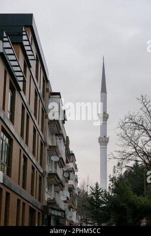 Vista generale dalla moschea di Yunus Emre per il culto nel quartiere di Atakoy e Bakirkoy di Istanbul, Turchia il 4th aprile 2023. Credit: Notizie SMP / Alamy L Foto Stock