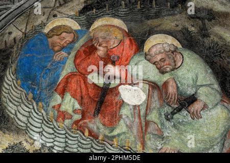 Spirito volenteroso ma carnale debole: Discepoli stanchi Pietro, Giovanni e Giacomo si spengono mentre Gesù sopporta l'agonia al Getsemani, in questo dettaglio di un affresco nel chiostro medievale accanto alla Cattedrale di Santa Maria Assunta a Bressanone Bressanone, alto Adige, Trentino, Italia. Il chiostro è riccamente decorato con arte tardo gotica e primo Rinascimento risalente al 1390 circa. Foto Stock