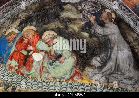 Agonia nel giardino del Getsemani. Affresco tardogotico nel chiostro medievale accanto al Duomo di Bressanone (Cattedrale di Santa Maria Assunta) a Bressanone-Bressanone, alto Adige, Italia. Raffigura soggetto biblico descritto in tutti e quattro i Vangeli dell'angoscia di Gesù per la conoscenza che sarà tradito, arrestato e crocifisso. Nel frattempo, i discepoli Pietro, Giovanni e Giacomo si addormentano nonostante promettano a Gesù che avrebbero guardato e pregare. Foto Stock