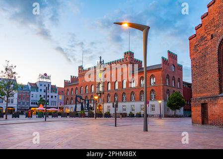 Vista al tramonto del municipio in danese Odense città. Foto Stock