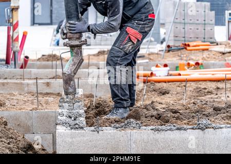 concrezione dal tubo della fondazione dell'edificio dal cassero perduto Foto Stock