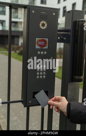 Sistema di casa sicuro, chiave elettronica, tastiera intercom, uso del telefono della porta, telefono della porta, Entryphone, videochiamata, campanello elettronico digitale Foto Stock