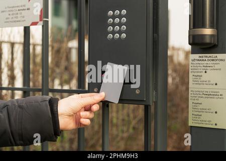 Sistema di casa sicuro, chiave elettronica, tastiera intercom, uso del telefono della porta, telefono della porta, Entryphone, videochiamata, campanello elettronico digitale Foto Stock