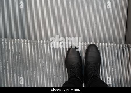 Piedi su scalatore abstract, scala mobile, ascensore metro vuoto, scala elettrica, scale mobili, Escalation verso il successo, concetto futuro Foto Stock