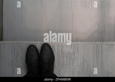 Piedi su scalatore abstract, scala mobile, ascensore metro vuoto, scala elettrica, scale mobili, Escalation verso il successo, concetto futuro Foto Stock