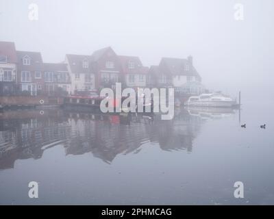 Nebbia sul Tamigi ad Abingdon Marina, Oxfordshire Inghilterra. Costoso e molto ricercato dopo le case e i posti letto; si paga molto, in questi giorni, per t Foto Stock