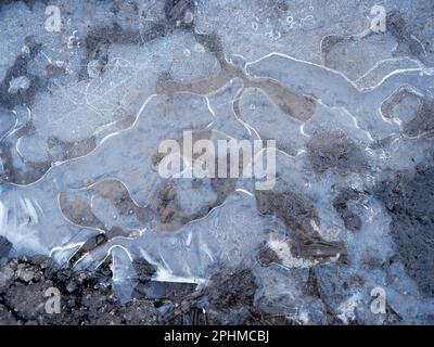 La bellezza è intorno a noi. Ma a volte dovete guardare in giù. Un recente periodo sostenuto di temperature subzero ha portato a stagni ghiacciati e pozze attraverso Foto Stock