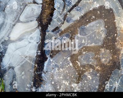 La bellezza è intorno a noi. Ma a volte dovete guardare in giù. Un recente periodo sostenuto di temperature subzero ha portato a stagni ghiacciati e pozze attraverso Foto Stock