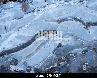 La bellezza è intorno a noi. Ma a volte dovete guardare in giù. Un recente periodo sostenuto di temperature subzero ha portato a stagni ghiacciati e pozze attraverso Foto Stock