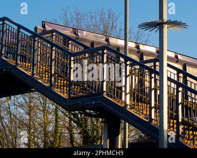 Radley ha la fortuna di essere un piccolo villaggio con una stazione ferroviaria principale che la collega a Londra, Oxford e alle Midlands. Qui vediamo la sua ruggine delicatamente Foto Stock