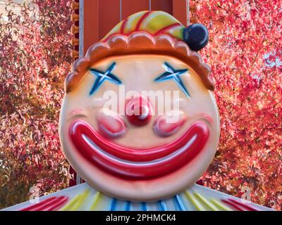Ho sempre trovato clown sia bizzarri che spaventosi. Questo esempio di kitsch nella strada annuale di Abingdon Michaelmas Fair dimostra piuttosto il punto. Questa fiera Foto Stock
