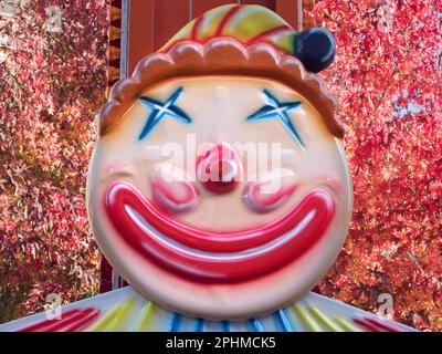 Ho sempre trovato clown sia bizzarri che spaventosi. Questo esempio di kitsch nella strada annuale di Abingdon Michaelmas Fair dimostra piuttosto il punto. Questa fiera Foto Stock