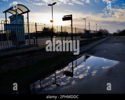 Radley ha la fortuna di essere un piccolo villaggio con una stazione ferroviaria principale che la collega a Londra, Oxford e alle Midlands. Qui vediamo la sua direzione nord Foto Stock