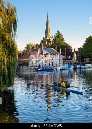 Saint Helen's Wharf è un luogo di bellezza famoso sul Tamigi, appena a monte del ponte medievale di Abingdon-on-Thames. Il pontile era per centurie Foto Stock