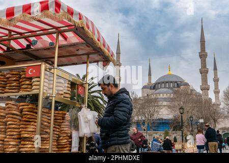 Tradizionale pane piatto turco in vendita al di fuori della Moschea Blu nel centro di Istanbul in Turchia il 5th aprile 2023. Credit: Notizie SMP / Alamy Liv Foto Stock