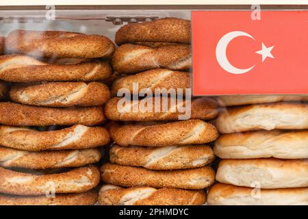 Tradizionale pane piatto turco in vendita al di fuori della Moschea Blu nel centro di Istanbul in Turchia il 5th aprile 2023. Credit: Notizie SMP / Alamy Liv Foto Stock