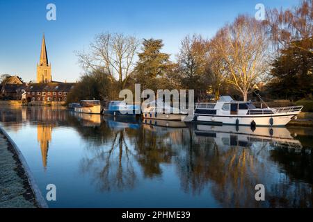 Una bella vista del Tamigi ad Abingdon in una bella mattinata d'inverno. Siamo sulla riva sud del fiume, guardando a valle verso St Helen's Wharf - A. Foto Stock