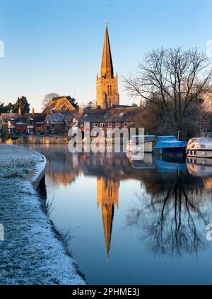 Una bella vista del Tamigi ad Abingdon in una bella mattinata d'inverno. Siamo sulla riva sud del fiume, guardando a valle verso St Helen's Wharf - A. Foto Stock