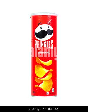 VARSAVIA - 05 MARZO: Tubo lungo rosso con logotipo Pringles, gusto originale isolato sul bianco a Varsavia il 05 marzo. 2023 in Polonia. Pringles è un americano Foto Stock