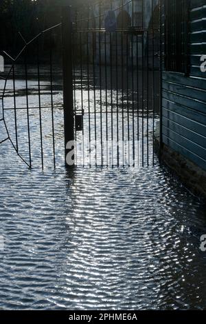 Il fiume Cherwell è inondato dal Magdalen Bridge a Oxford, Inghilterra. Magdalen College - uno dei più grandi, più vecchi e più ricchi di Oxford - è alla nostra destra; OXF Foto Stock