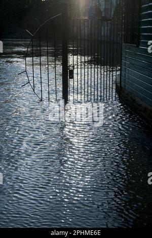 Il fiume Cherwell è inondato dal Magdalen Bridge a Oxford, Inghilterra. Magdalen College - uno dei più grandi, più vecchi e più ricchi di Oxford - è alla nostra destra; OXF Foto Stock