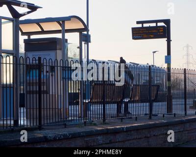 Radley ha la fortuna di essere un piccolo villaggio con una stazione ferroviaria principale che la collega a Londra, Oxford e alle Midlands. Qui vediamo la sua direzione nord Foto Stock