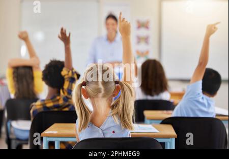 Rispondere, tornare indietro e i bambini che alzano mano in classe per una domanda, una risposta o un voto a scuola. Insegnare, accademico e uno studente che chiede un insegnante Foto Stock