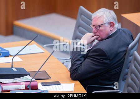 Duesseldorf, Germania. 29th Mar, 2023. Karl-Josef Laumann (CDU), Ministro del lavoro, della sanità e degli affari sociali della Renania settentrionale-Vestfalia, partecipa alla sessione plenaria del parlamento di Stato. Credit: Rolf Vennenbernd/dpa/Alamy Live News Foto Stock