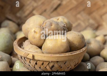 patate fresche dalla fattoria in una ciotola di bambù dall'angolo superiore al giorno Foto Stock