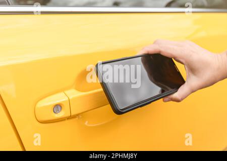 Immagine concettuale dello sbloccaggio delle portiere dell'auto con l'app per telefono cellulare che utilizza la tecnologia NFC wireless Foto Stock