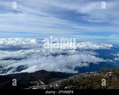 Uno strato di nuvole che galleggiano vicino al Monte Kinabalu, Kundasang, Sabah, Malesia Foto Stock