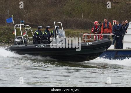 Coblenza, Germania. 29th Mar, 2023. Gli equipaggi di imbarcazioni praticano diverse formazioni sul Reno durante un'attività di cross-state di più giorni della polizia dell'acqua. Il Ministro degli interni Renania-Palatinato Michael Ebling (SPD, 2nd da destra) osserva l'esercizio da una barca di polizia. Credit: Thomas Frey/dpa/Alamy Live News Foto Stock