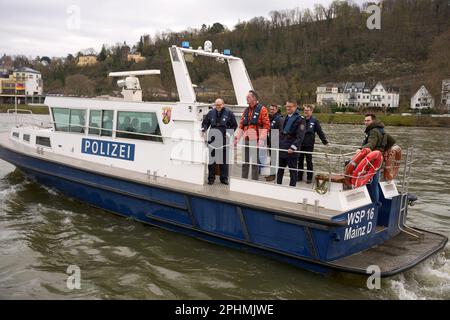 Coblenza, Germania. 29th Mar, 2023. Gli equipaggi di imbarcazioni praticano diverse formazioni sul Reno durante un'attività di cross-state di più giorni della polizia dell'acqua. Il Ministro degli interni della Renania-Palatinato Michael Ebling (SPD, M) osserva l'esercizio da una barca di polizia. Credit: Thomas Frey/dpa/Alamy Live News Foto Stock