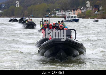 Coblenza, Germania. 29th Mar, 2023. Gli equipaggi di imbarcazioni praticano diverse formazioni sul Reno durante un'attività di cross-state di più giorni della polizia dell'acqua. Credit: Thomas Frey/dpa/Alamy Live News Foto Stock