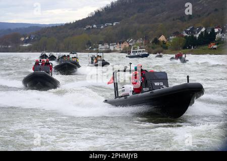 Coblenza, Germania. 29th Mar, 2023. Gli equipaggi di imbarcazioni praticano diverse formazioni sul Reno durante un'attività di cross-state di più giorni della polizia dell'acqua. Credit: Thomas Frey/dpa/Alamy Live News Foto Stock