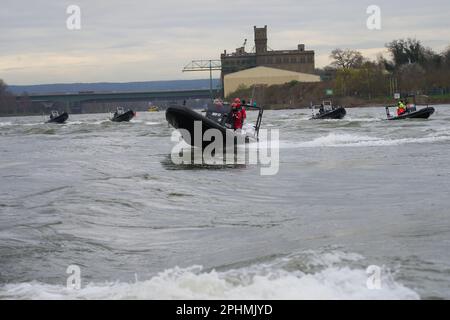 Coblenza, Germania. 29th Mar, 2023. Gli equipaggi di imbarcazioni praticano diverse formazioni sul Reno durante un'attività di cross-state di più giorni della polizia dell'acqua. Credit: Thomas Frey/dpa/Alamy Live News Foto Stock