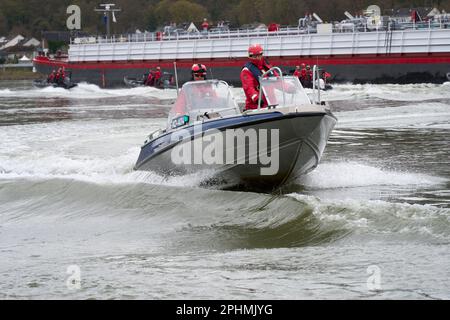 Coblenza, Germania. 29th Mar, 2023. Gli equipaggi di imbarcazioni praticano diverse formazioni sul Reno durante un'attività di cross-state di più giorni della polizia dell'acqua. Credit: Thomas Frey/dpa/Alamy Live News Foto Stock