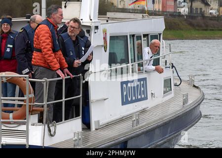 Coblenza, Germania. 29th Mar, 2023. Gli equipaggi di imbarcazioni praticano diverse formazioni sul Reno durante un'attività di cross-state di più giorni della polizia dell'acqua. Il Ministro degli interni Renania-Palatinato Michael Ebling (SPD, 2nd da sinistra) osserva l'esercizio da una barca di polizia. Credit: Thomas Frey/dpa/Alamy Live News Foto Stock